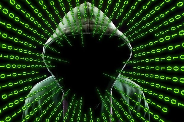 Illustration mit zahlreichen IT-Codes, in der Mitte dargestellt ein Hacker im Kaputzen-Shirt ohne Gesicht